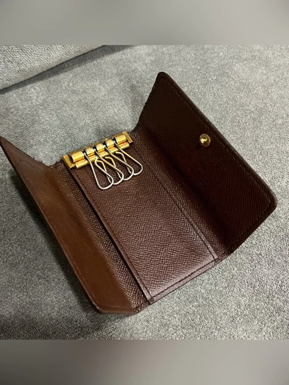 Louis Vuitton - Picture 3 of 15
